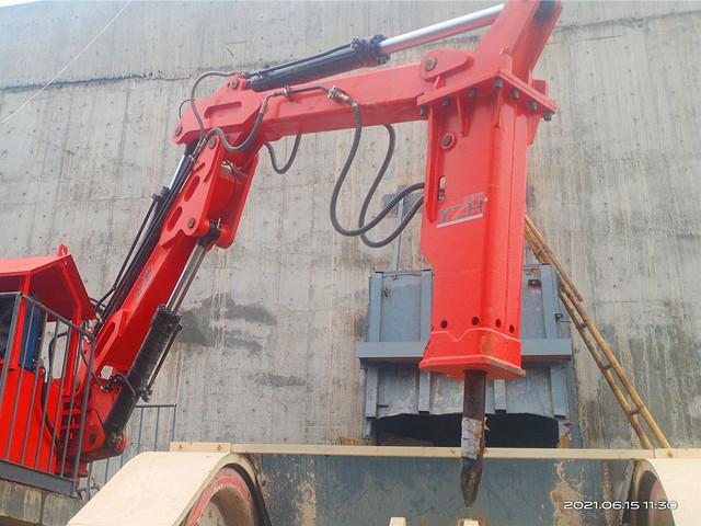 Pedestal Rock Breaker Systems Installed At The Jaw Crusher