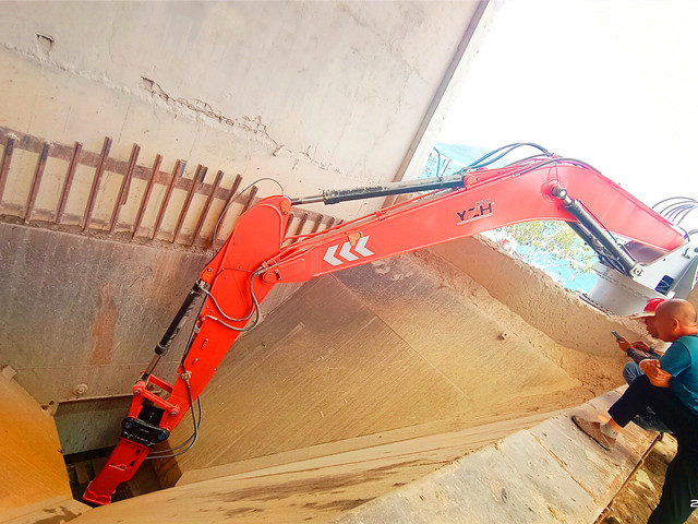 Pedestal Rockbreaker System