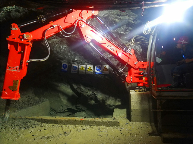 Pedestal Boom Rock Breaker System